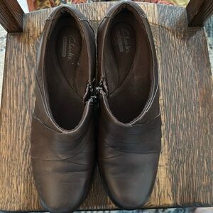 Clarks Beautiful brown leather closed toe heeled shoes NWOT Size 9